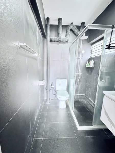 636 Veerasamy Road HDB Flat For Sale at S$ 550,000 | PropertyGuru Singapore - Bathroom