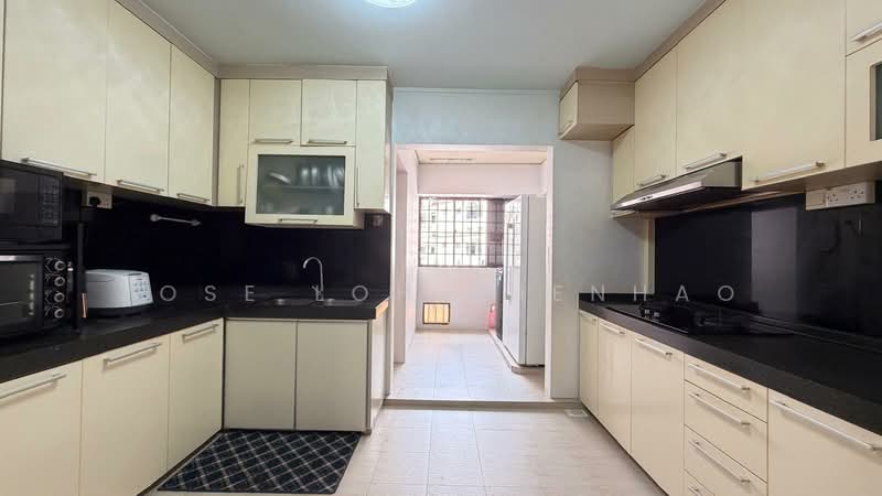 321 Tampines Street 33 HDB Flat For Sale at S$ 620,000 | PropertyGuru Singapore - Kitchen