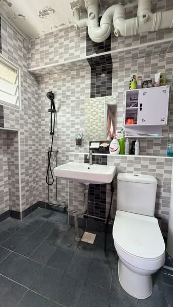 321 Tampines Street 33 HDB Flat For Sale at S$ 620,000 | PropertyGuru Singapore - Bathroom