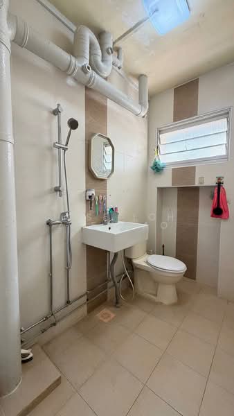 321 Tampines Street 33 HDB Flat For Sale at S$ 620,000 | PropertyGuru Singapore - Bathroom