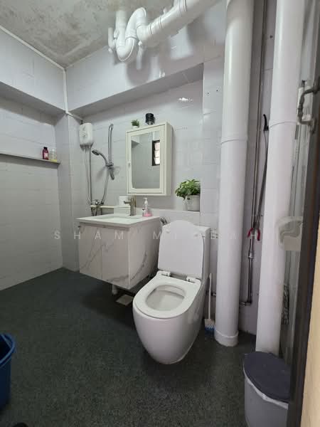 708 Woodlands Drive 70 HDB Flat For Sale at S$ 550,000 | PropertyGuru Singapore - Bathroom