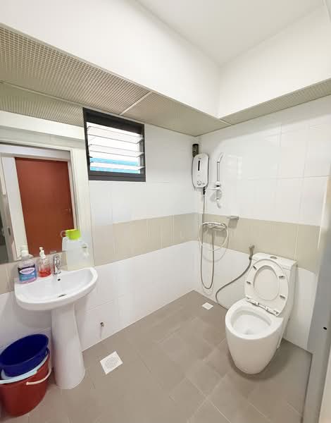 697C Jurong West Central 3 HDB Flat For Sale at S$ 950,000 | PropertyGuru Singapore - Bathroom