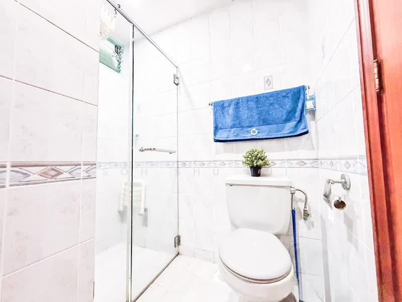 Hazel Park Condo Condominium For Sale at S$ 2,700,000 | PropertyGuru Singapore - Common Bathroom