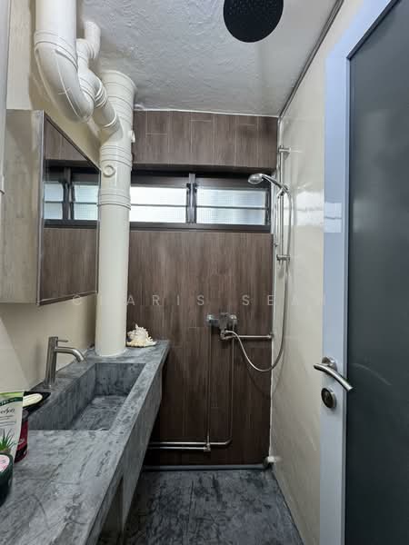4 Ghim Moh Road, 4 Ghim Moh Road, 2 Bedrooms, 700 sqft, HDB Flat For Rent, by Charis Seah, 500064478 - Shower room - PropertyGuru.com.sg