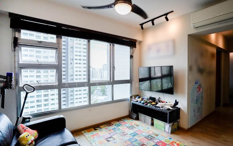 131B Lorong 1 Toa Payoh HDB Flat For Sale at S$ 850,000 | PropertyGuru Singapore - Living Room