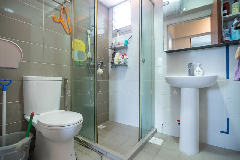 131B Lorong 1 Toa Payoh HDB Flat For Sale at S$ 850,000 | PropertyGuru Singapore - Bathroom