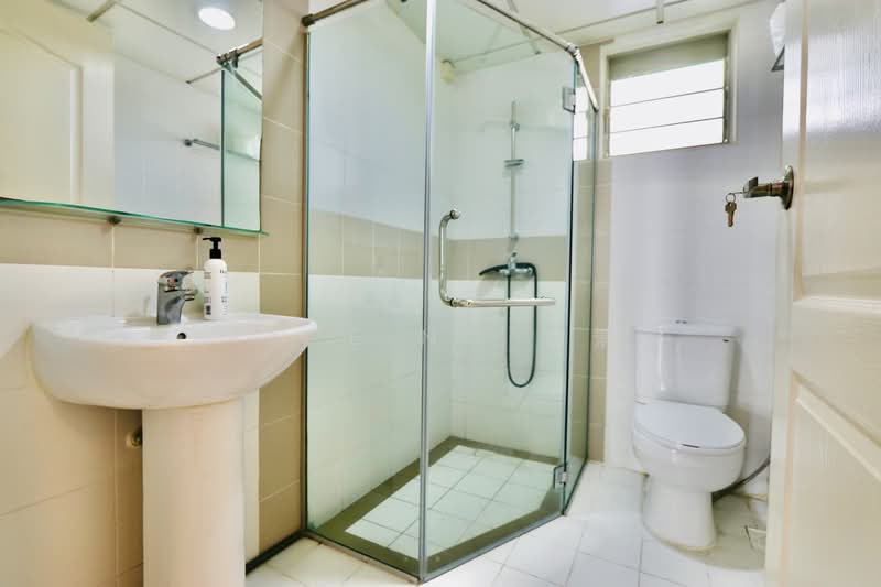 303B Punggol Central, 303B Punggol Central, 3 Bedrooms, 1,001 sqft, HDB Flat For Rent, by Alice Ng 黄素芳, 500064511 - common bath - PropertyGuru.com.sg