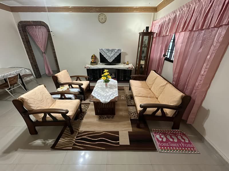 405 Hougang Avenue 10 HDB Flat For Sale at S$ 638,888 | PropertyGuru Singapore - Living Room