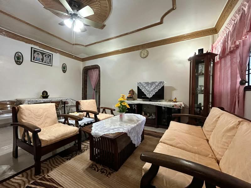 405 Hougang Avenue 10 HDB Flat For Sale at S$ 638,888 | PropertyGuru Singapore - Living Room