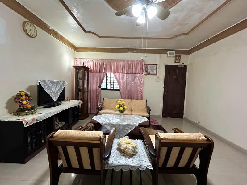 405 Hougang Avenue 10 HDB Flat For Sale at S$ 638,888 | PropertyGuru Singapore - Living Room