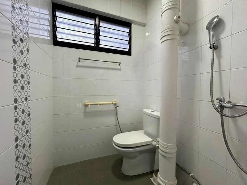 405 Hougang Avenue 10 HDB Flat For Sale at S$ 638,888 | PropertyGuru Singapore - Bathroom
