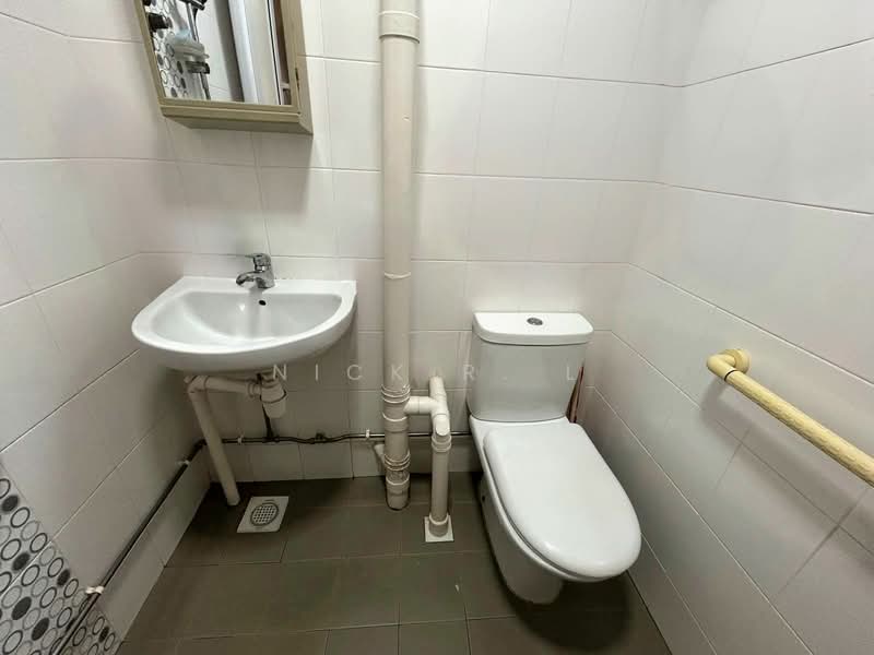 405 Hougang Avenue 10 HDB Flat For Sale at S$ 638,888 | PropertyGuru Singapore - Bathroom
