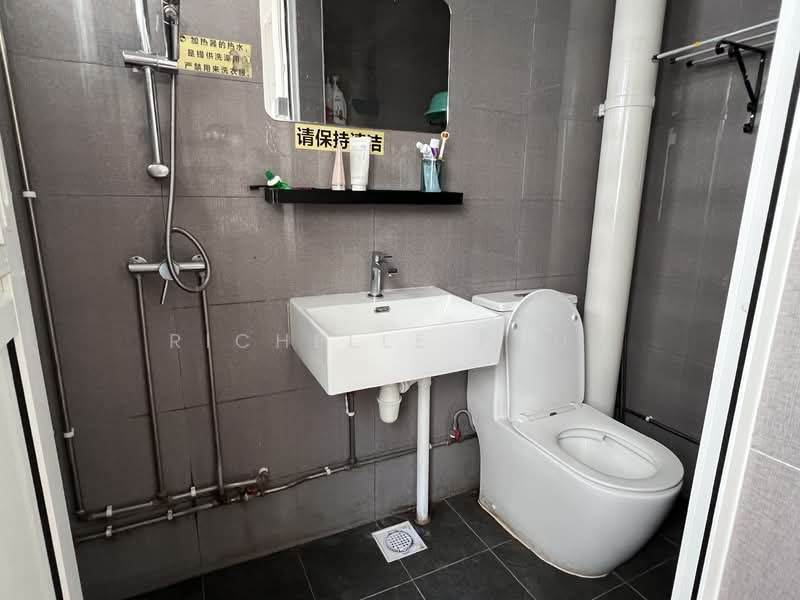 141 Serangoon North Avenue 2 HDB Flat For Sale at S$ 780,000 | PropertyGuru Singapore - Bathroom