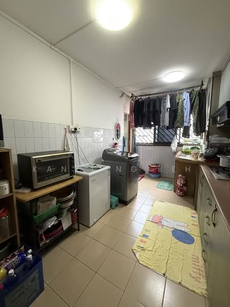 403 Fajar Road HDB Flat For Sale at S$ 490,000 | PropertyGuru Singapore - Kitchen