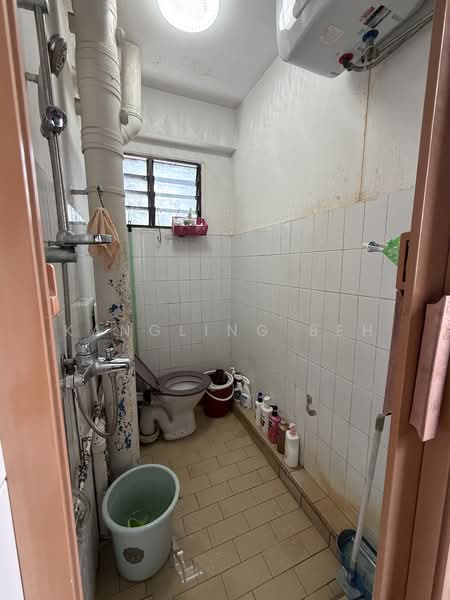 403 Fajar Road HDB Flat For Sale at S$ 490,000 | PropertyGuru Singapore - Bathroom