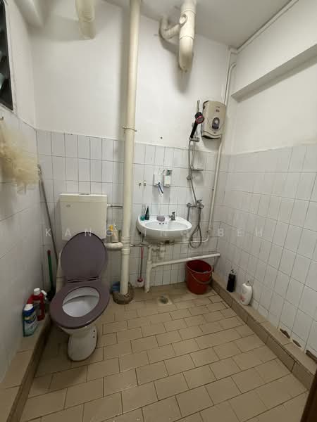 403 Fajar Road HDB Flat For Sale at S$ 490,000 | PropertyGuru Singapore - Bathroom