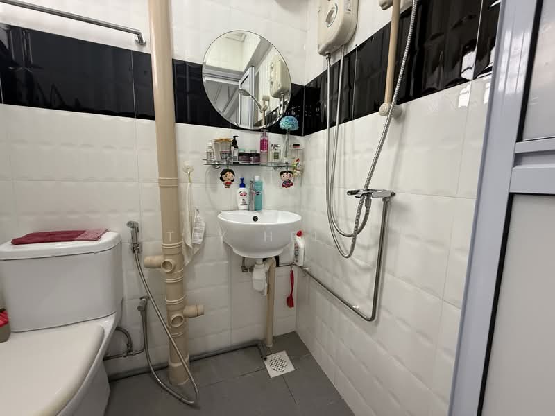 21 Hougang Avenue 3 HDB Flat For Sale at S$ 438,000 | PropertyGuru Singapore - Bathroom