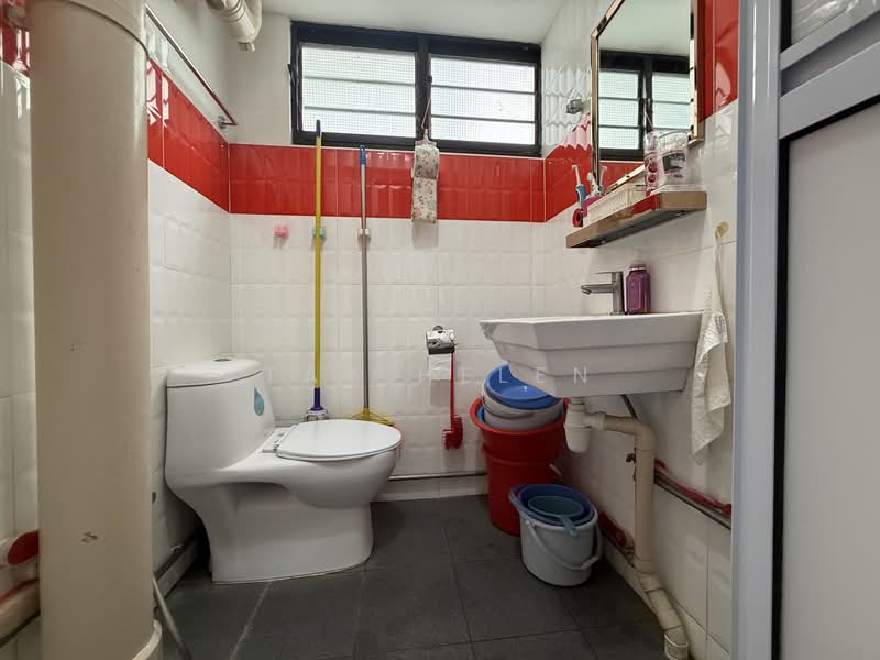 21 Hougang Avenue 3 HDB Flat For Sale at S$ 438,000 | PropertyGuru Singapore - Bathroom