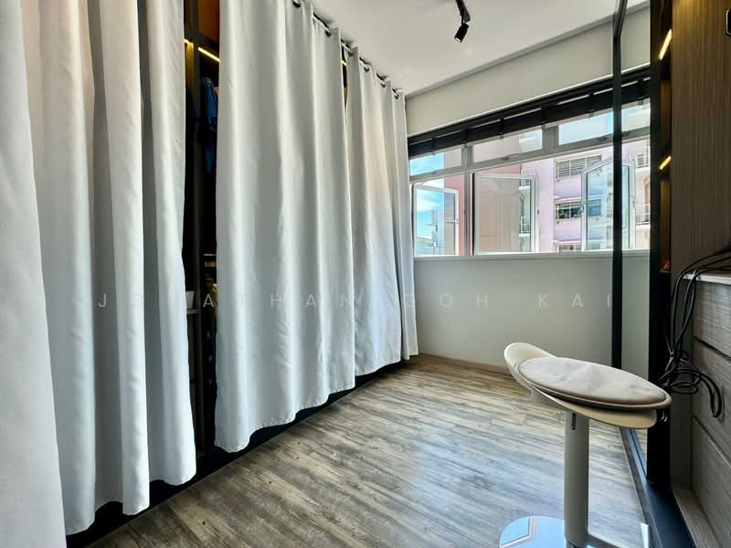 453A Bukit Batok West Avenue 6 HDB Flat For Sale at S$ 730,000 | PropertyGuru Singapore - Dressing Room