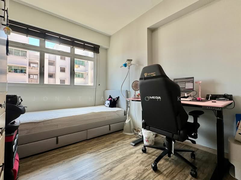 453A Bukit Batok West Avenue 6 HDB Flat For Sale at S$ 730,000 | PropertyGuru Singapore - Common Bedroom