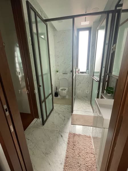 8 Hullet, 8 Hullet Road, 2 Bedrooms, 667 sqft, Condominium For Rent, by Tan Sin Howe Gary, 500064726 - Renovated Bathroom - PropertyGuru.com.sg