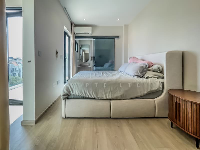⭐ Freehold 3-Bedder Penthouse for Sale, Minutes Walk to MRT! ⭐ Apartment For Sale at S$ 1,880,000 | PropertyGuru Singapore - Bedroom
