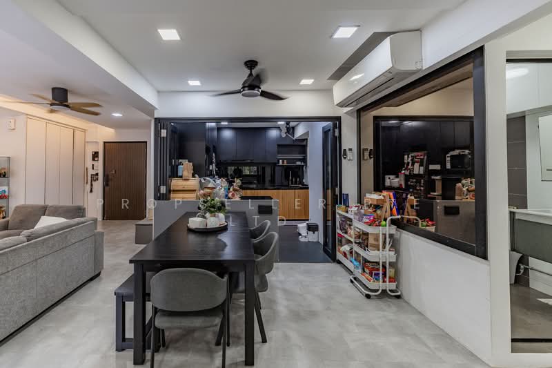 754 Woodlands Circle HDB Flat For Sale at S$ 610,000 | PropertyGuru Singapore - Living Room