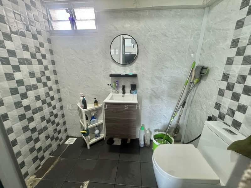 453 Yishun Street 41 HDB Flat For Sale at S$ 600,000 | PropertyGuru Singapore - Bathroom