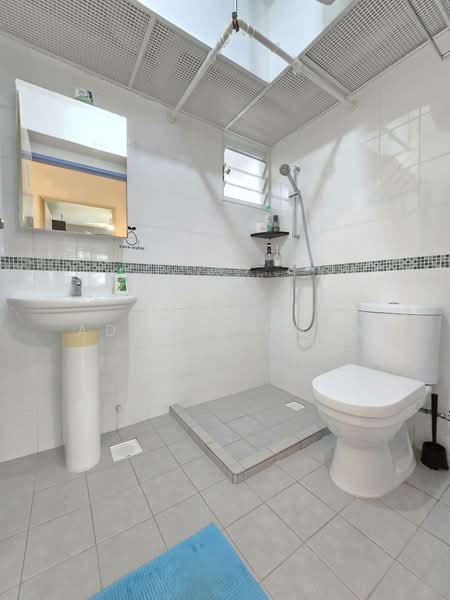 315C Yishun Greenwalk, 315C Yishun Avenue 9, 3 Bedrooms, 990 sqft, HDB Flat For Sale, by Adrian Chua, 500064772 - Common Bathroom - PropertyGuru.com.sg