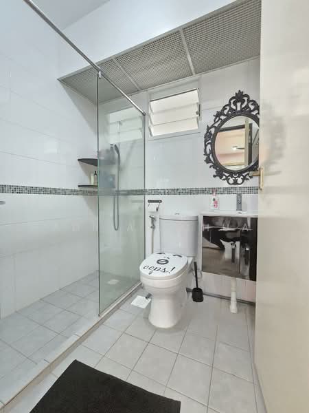 315C Yishun Greenwalk, 315C Yishun Avenue 9, 3 Bedrooms, 990 sqft, HDB Flat For Sale, by Adrian Chua, 500064772 - Master bathroom - PropertyGuru.com.sg