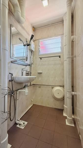 130 Bukit Merah View, 130 Bukit Merah View, 2 Bedrooms, 710 sqft, HDB Flat For Rent, by Kyler Lau, 500064778 - Bathroom - PropertyGuru.com.sg