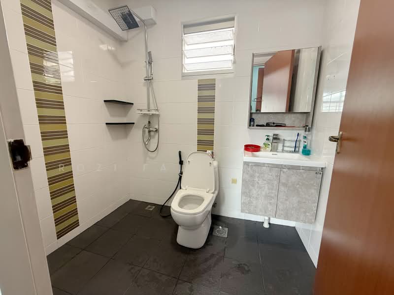 672D Edgefield Plains HDB Flat For Sale at S$ 629,999 | PropertyGuru Singapore - Bathroom