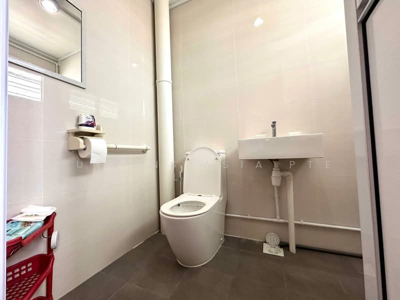 428 Pasir Ris Drive 6 HDB Flat For Sale at S$ 735,000 | PropertyGuru Singapore - Bathroom