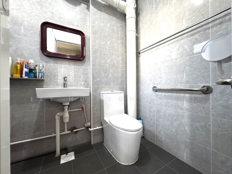 711 Jurong West Street 71 HDB Flat For Sale at S$ 508,000 | PropertyGuru Singapore - Bathroom