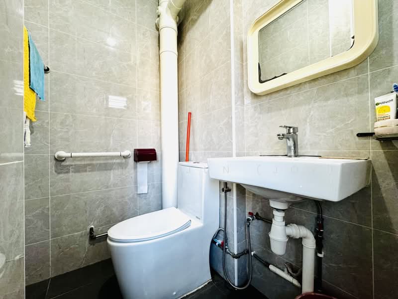 711 Jurong West Street 71 HDB Flat For Sale at S$ 508,000 | PropertyGuru Singapore - Bathroom