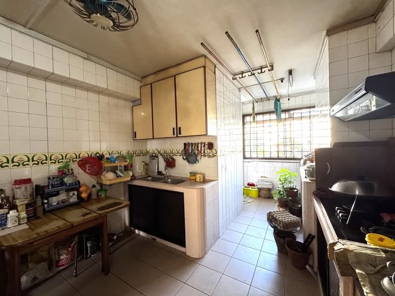 711 Jurong West Street 71 HDB Flat For Sale at S$ 508,000 | PropertyGuru Singapore - Kitchen