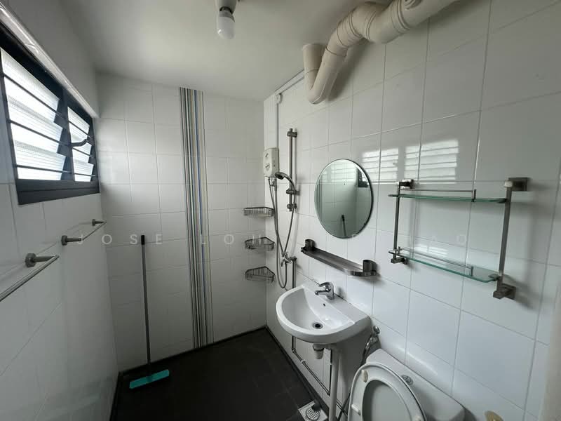 627 Hougang Avenue 8 HDB Flat For Sale at S$ 710,000 | PropertyGuru Singapore - Bathroom
