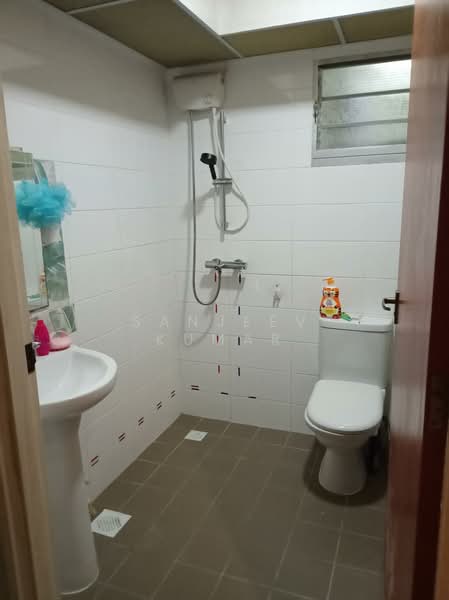 441A Bukit Batok West Avenue 8, 441A Bukit Batok West Avenue 8, 2 Bedrooms, 780 sqft, HDB Flat For Rent, by Sanjeev Kumar, 500064896 - Bathroom - PropertyGuru.com.sg
