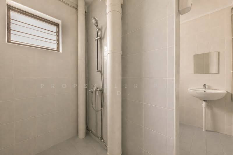 832 Woodlands Street 83 HDB Flat For Sale at S$ 810,000 | PropertyGuru Singapore - Bathroom