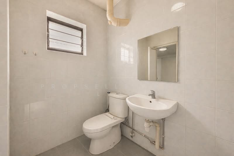 832 Woodlands Street 83 HDB Flat For Sale at S$ 810,000 | PropertyGuru Singapore - Bathroom