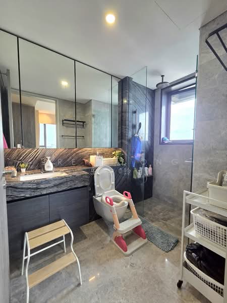 Margaret Ville Apartment For Sale at S$ 1,960,000 | PropertyGuru Singapore - Master Bathroom