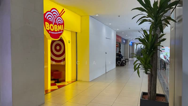 Lucky Plaza, 304 Orchard Road, 884 sqft, Food & Beverage For Rent, by Alicia Koh, 500064917 - Corridor - CommercialGuru.com.sg