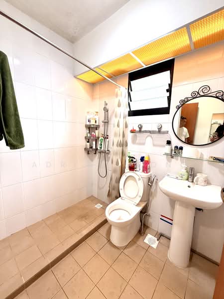 120B Edgedale Plains HDB Flat For Sale at S$ 640,000 | PropertyGuru Singapore - Bathroom
