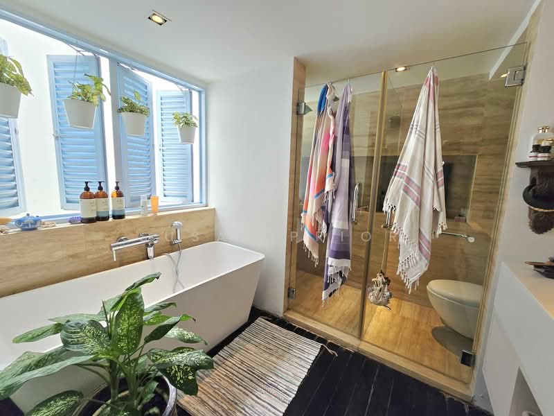 East/ Joo Chiat/ Tembeling 2+1, , 2 Bedrooms, 2,100 sqft, Conservation House For Rent, by Susan Prior, 500064963 - Bathroom - PropertyGuru.com.sg