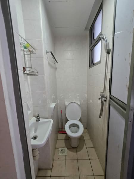 The Florida, 70 Hougang Avenue 7, 3 Bedrooms, 1,313 sqft, Condominium For Rent, by Nasser Aboobakar, 500064978 - Bathroom - PropertyGuru.com.sg