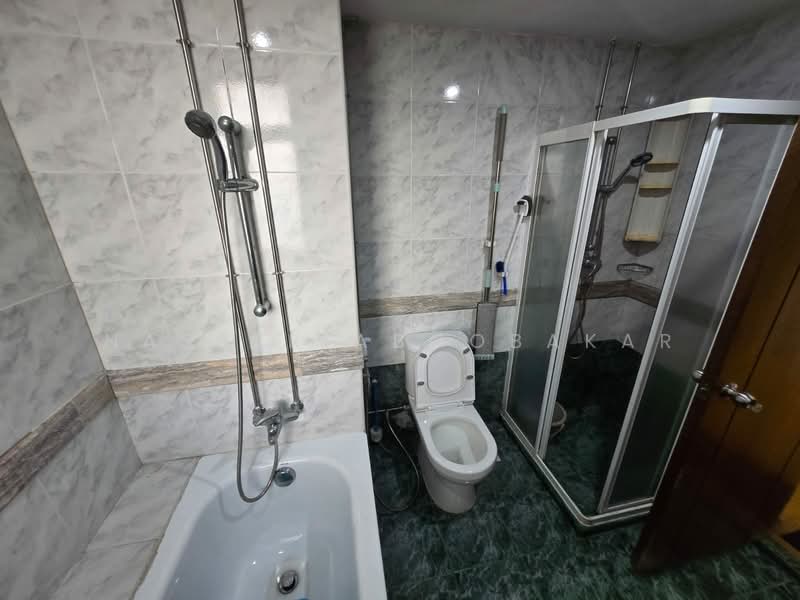 The Florida, 70 Hougang Avenue 7, 3 Bedrooms, 1,313 sqft, Condominium For Rent, by Nasser Aboobakar, 500064978 - Bathroom - PropertyGuru.com.sg