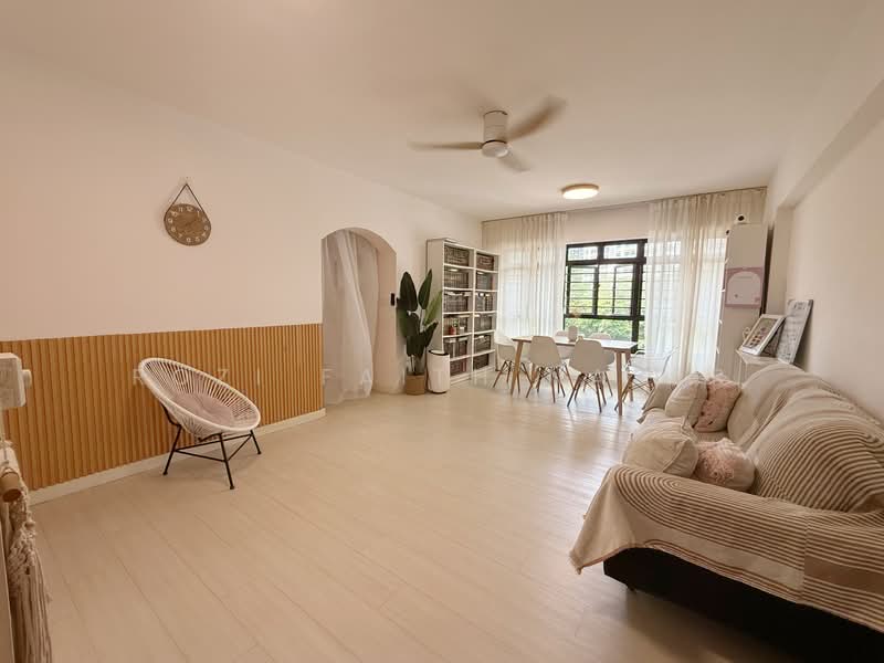 869A Tampines Avenue 8 HDB Flat For Sale at S$ 699,000 | PropertyGuru Singapore - Living Room