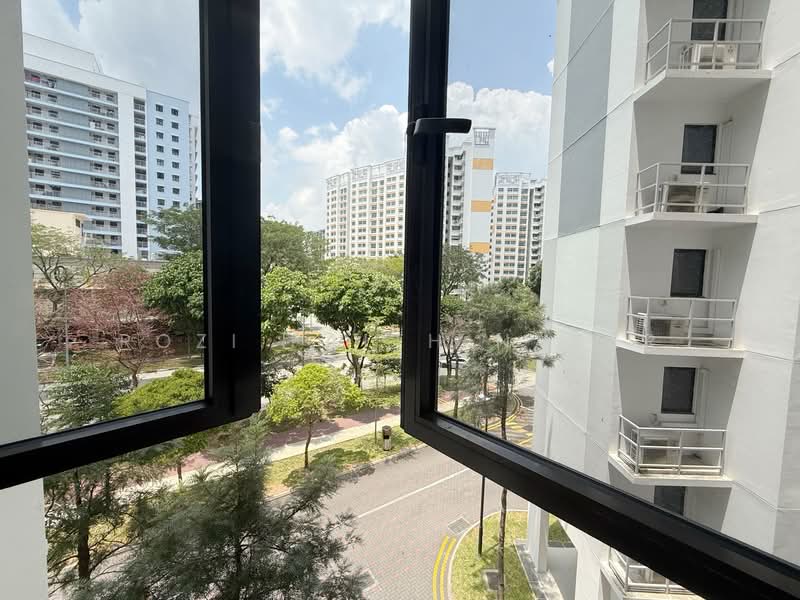 869A Tampines Avenue 8 HDB Flat For Sale at S$ 699,000 | PropertyGuru Singapore - Balcony