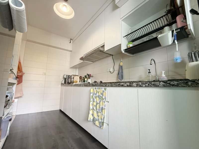 869A Tampines Avenue 8 HDB Flat For Sale at S$ 699,000 | PropertyGuru Singapore - Kitchen