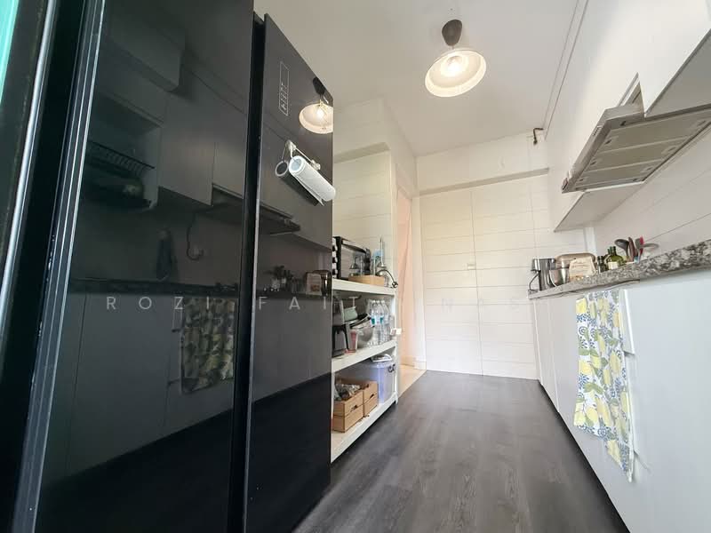 869A Tampines Avenue 8 HDB Flat For Sale at S$ 699,000 | PropertyGuru Singapore - Kitchen